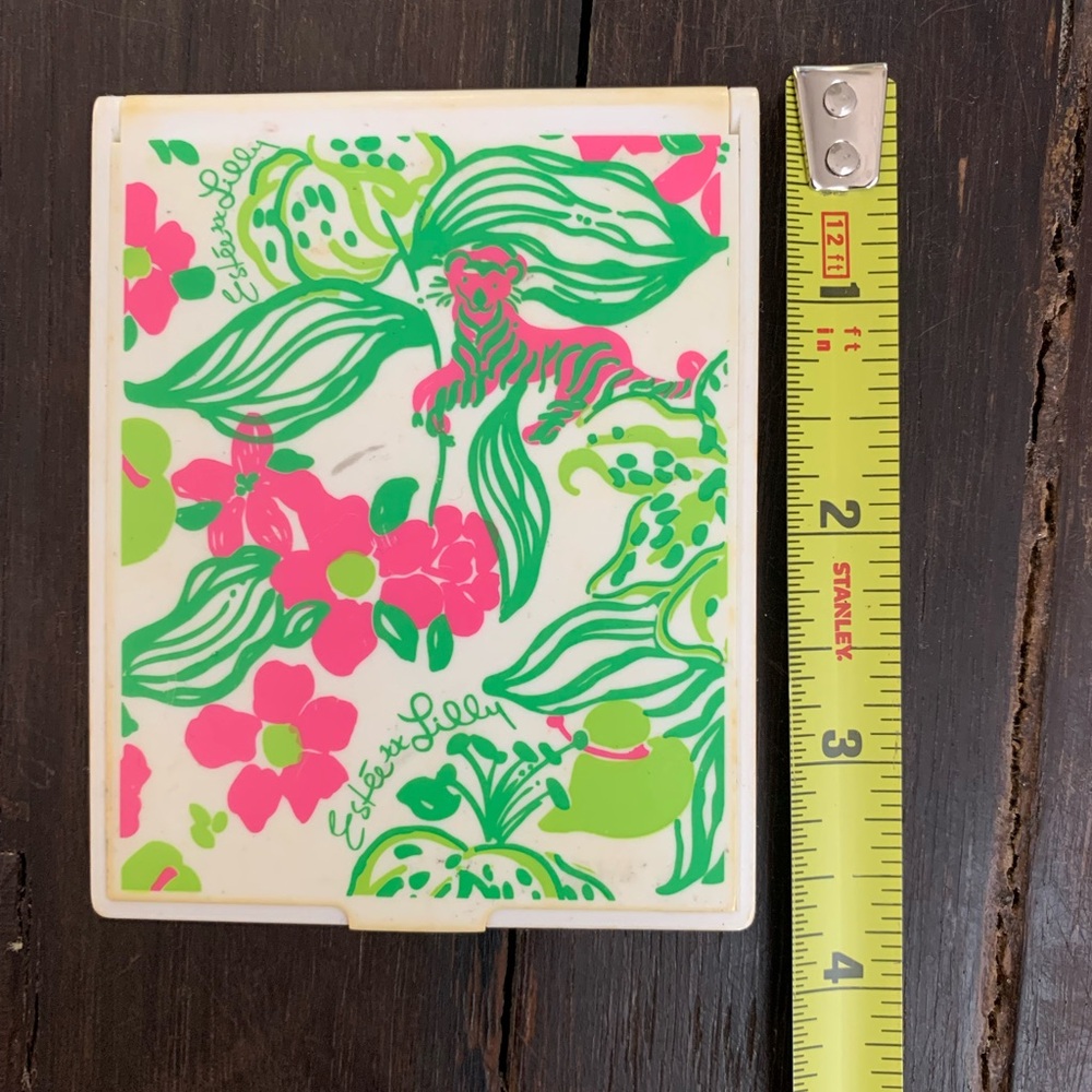 Cute Compact Lilly Pullitzer 🩷 💚